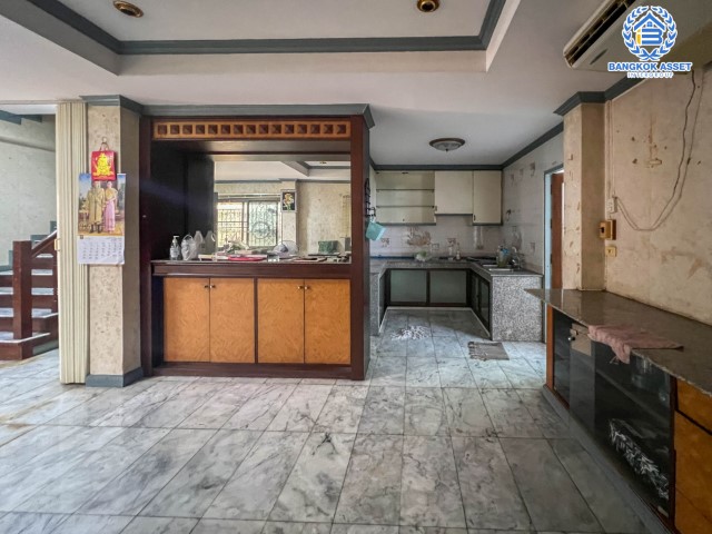 *****บ้านแฝดมือสองย่านกรุงเทพฯ ม.101การ์เด้นวิลล์  ลาดพร้าว101 เนื้อที่กว้าง 41 ตร.ว. ฟังก์ชัน 3 ห้องนอน 4 ห้องน้ำ ที่จอดรถ 2 คัน บ้านแฝดทำเลเมือง พื้นที่ใช้สอยเยอะ ตั้งบนทำเลแห่งการเดินทาง ใกล้รถไฟฟ้าสายสีน้ำเงิน "สถานีลาดพร้าว" และทางด่วน "ฉลองรัช"